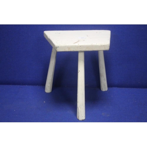 363 - AN ANTIQUE RUSTIC MILKING STOOL