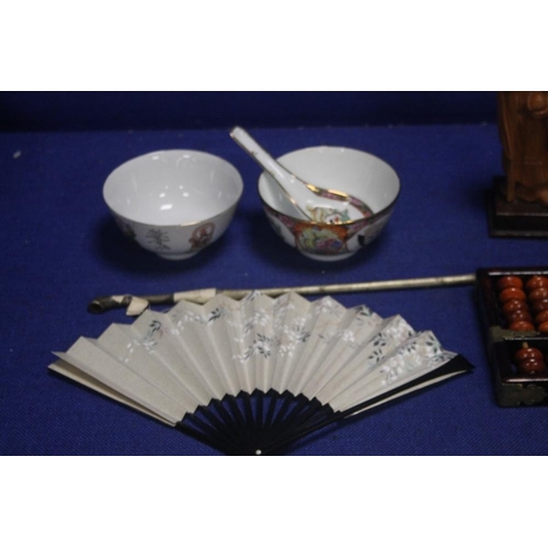 372 - A QUANTITY OF ORIENTAL COLLECTABLES TO INCLUDE A PIPE, ABACUS ETC