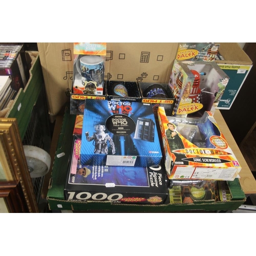 384 - A BOX OF VINTAGE DR WHO PUZZLES, MUGS, ETC