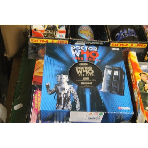 384 - A BOX OF VINTAGE DR WHO PUZZLES, MUGS, ETC