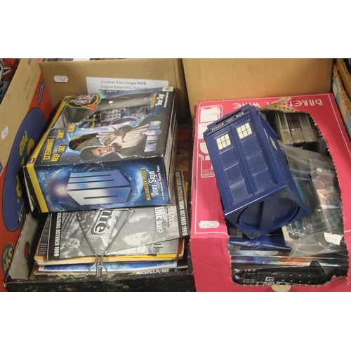 397 - TRAY OF DR WHO MAGAZINES TOGETHER WITH DR WHO RELATED ITEMS AND A TRAY OF EPHEMERA