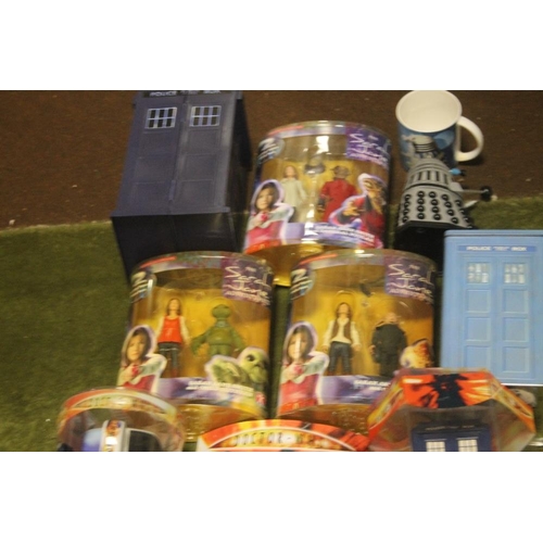 398 - A TRAY OF DR WHO AND SARAH JANE ITEMS TO INCLUDE FIGURES