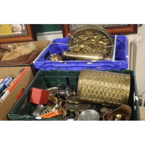 407 - TWO TRAYS OF METALWARE TO INCLUDE BRASS, ROLLS RAZOR ETC (TRAYS NOT INCLUDED)