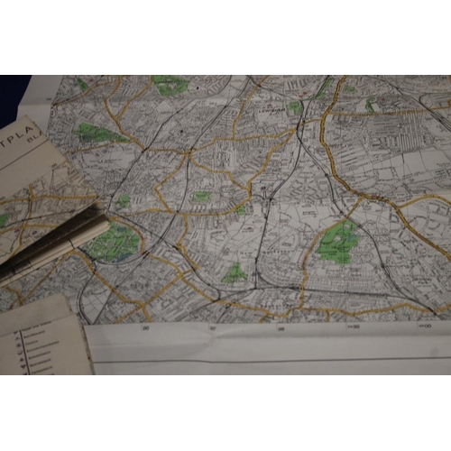 43 - WW2 BOMBING MAP AND PHOTOGRAPH PACK IN ORIGINAL FOLDER OF LONDON DATED 1ST OF SEPTEMBER 1940- MILITA... 