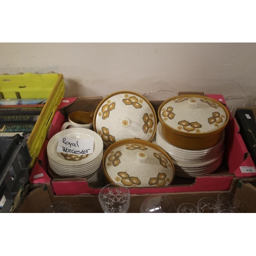 430 - A VINTAGE RETRO PALISSY DINNER SERVICE TOGETHER WITH A TRAY OF GLASSWARE (TRAYS NOT INCLUDED)