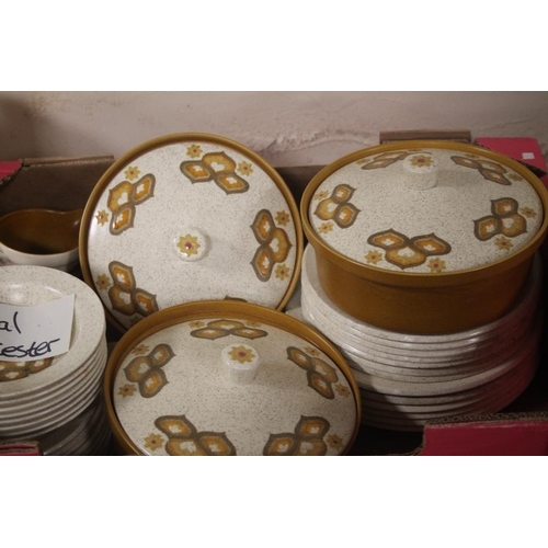 430 - A VINTAGE RETRO PALISSY DINNER SERVICE TOGETHER WITH A TRAY OF GLASSWARE (TRAYS NOT INCLUDED)