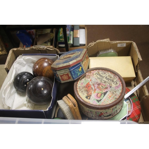 454 - A BOX OF COLLECTABLES TO INCLUDE BOWLS, BUTTONS ETC