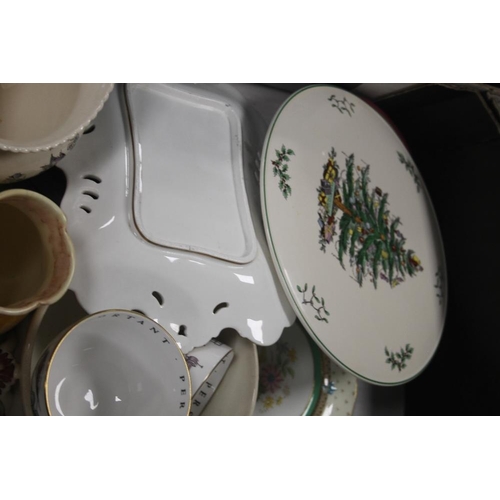 486 - A QUANTITY OF CERAMICS TO INCLUDE A SPODE CHRISTMAS TREE CAKE PLATE (TRAYS NOT INCLUDED)