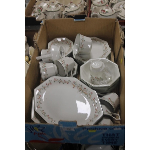 487 - TWO TRAYS OF ASSORTED GLASSWARE TO INCLUDE CUT AND PRESSED GLASS (TRAYS NOT INCLUDED)