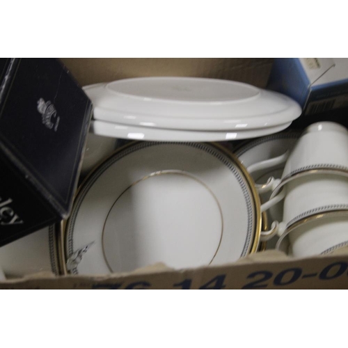 500 - A QUANTITY OF ROYAL DOULTON AND OTHER TEA AND DINNERWARE (TRAYS NOT INCLUDED)