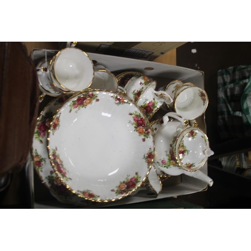 501 - A QUANTITY OF ROYAL ALBERT OLD COUNTRY ROSES TEA AND DINNERWARE (TRAYS NOT INCLUDED)