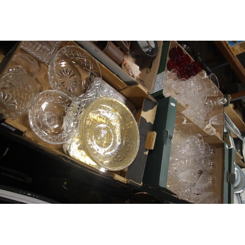 507 - A QUANTITY OF GLASSWARE TO INCLUDE A LARGE ART GLASS BOWL (TRAYS NOT INCLUDED)