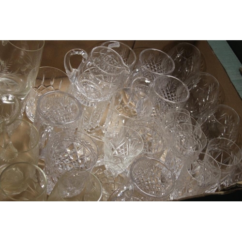 507 - A QUANTITY OF GLASSWARE TO INCLUDE A LARGE ART GLASS BOWL (TRAYS NOT INCLUDED)