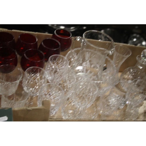 507 - A QUANTITY OF GLASSWARE TO INCLUDE A LARGE ART GLASS BOWL (TRAYS NOT INCLUDED)