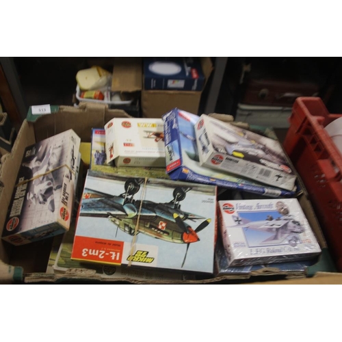 513 - A TRAY OF AIRFIX KITS MAINLY AIRCRAFTS PARTS NOT CHECKED (TRAYS NOT INCLUDED)