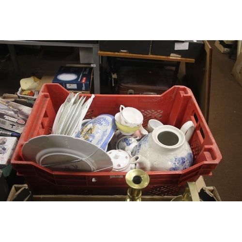 515 - A TRAY OF CERAMICS TO INCLUDE A BLUE AND WHITE TEAPOT (TRAYS NOT INCLUDED)