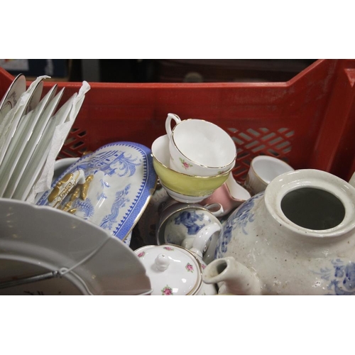 515 - A TRAY OF CERAMICS TO INCLUDE A BLUE AND WHITE TEAPOT (TRAYS NOT INCLUDED)