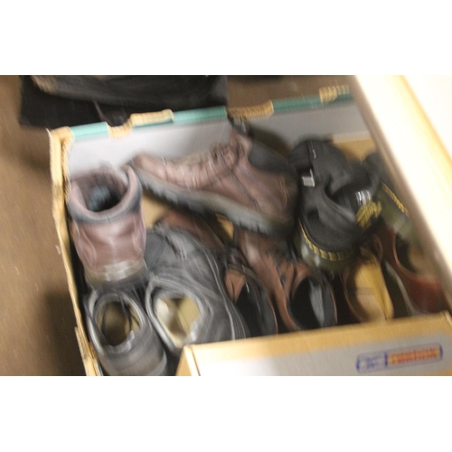 524 - A LARGE QUANTITY OF SHOES AND BOOTS