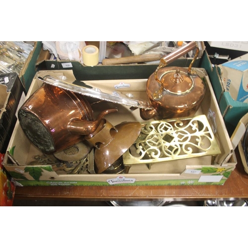 537 - A TRAY OF METALWARE TO INCLUDE TWO COPPER KETTLES