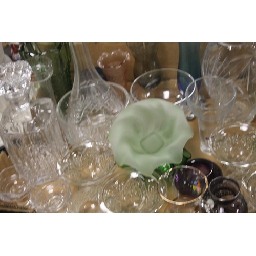 592 - TWO TRAYS CONTAINING MAINLY GLASS ITEMS TO INCLUDE COLOURED EXAMPLES LARGE MURANO GLASS DISH (TRAYS ... 