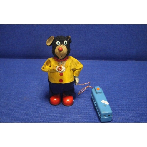 63 - A JAPANESE VINTAGE BEAR WITH BATTERYConditionReport:APPEARS TO BE OPERATIONAL BUT WE CAN GIVE NO GUA... 