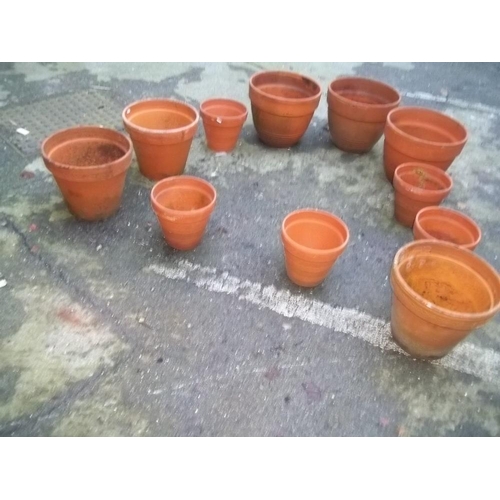 725 - A SELECTION OF 11 TERRACOTTA PLANT POTS