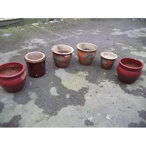 729 - A SELECTION OF 6 LARGE CERAMIC GARDEN PLANTER POTS