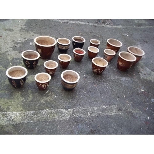 730 - A SELECTION OF 17 CERAMIC GARDEN PLANTER POTS