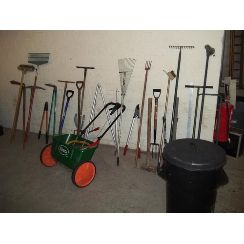 801 - A LARGE SELECTION OF GARDEN TOOLS