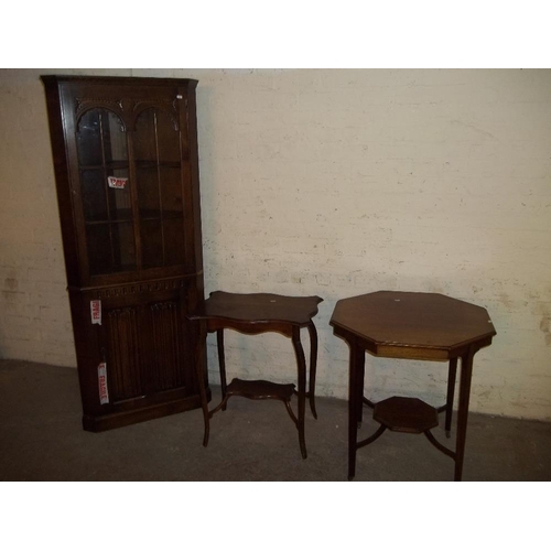 831 - THREE ITEMS TO INCLUDE AN OAK CORNER DISPLAY DRINKS CABINET AND 2 EDWARDIAN SIDE TABLES