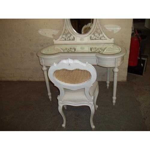 833 - A DECORATIVE MODERN DRESSING TABLE WITH CHAIR S/D