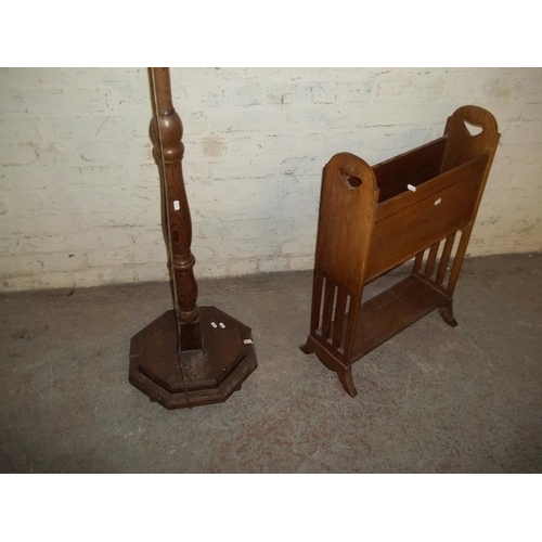 853 - A HEAVY OAK FLOOR STANDING STANDARD LAMP S/D AND A MAGAZINE RACK