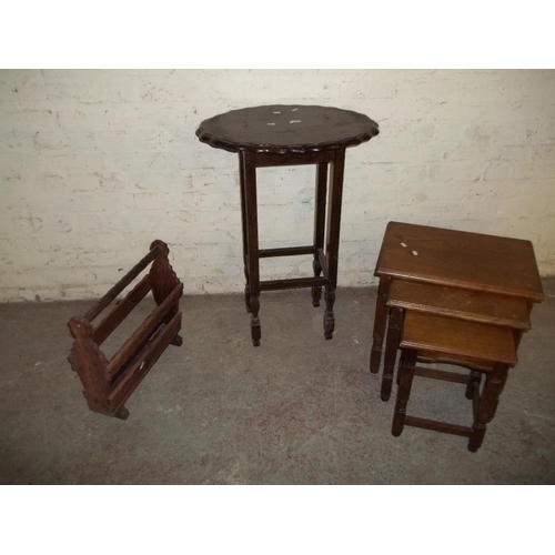 855 - THREE ITEMS TO INCLUDE AN OAK NEST OF 3 TABLES AN EDWARDIAN SIDE TABLE AND A MAGAZINE RACK