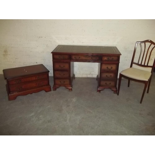 856 - A REPRODUCTION WRITING DESK WITH GREEN LEATHER INLAY AND 4 MEDIA UNIT