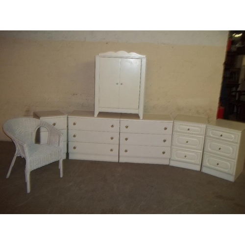 857 - A SELECTION OF 7 ITEMS TO INCLUDE MODERN CHEST OF DRAWERS AND A WICKER CHAIR ETC