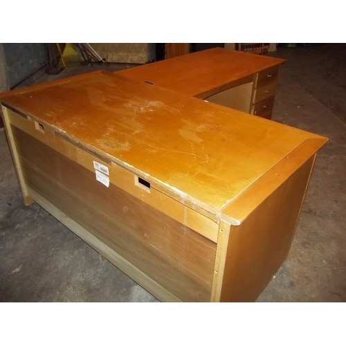 859 - A MODERN AMERICAN STYLE DESK