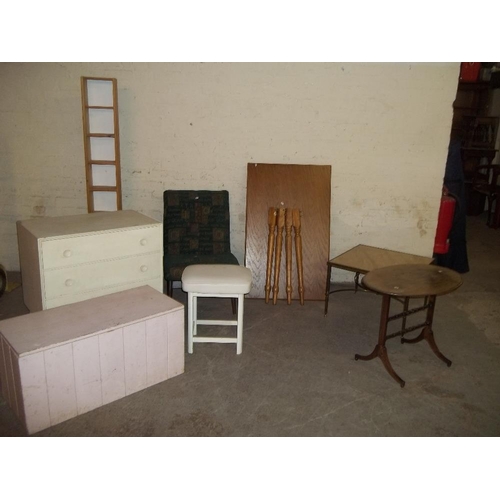 863 - A SELECTION OF 8 ITEMS TO INCLUDE A BRASS SIDE TABLE, A CHEST OF DRAWERS, TABLES, STOOL AND A CHAIR ... 