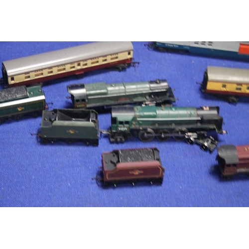 123 - THREE UNBOXED 00 GAUGE TRIANG STEAM LOCOMOTIVES PRINCESS ELIZABETH (4-6-2), EVENING STAR (4-6-2) THE... 