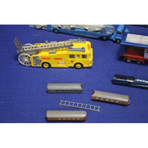 127 - A SELECTION OF VINTAGE UNBOXED DIE CAST VEHICLES TO INCLUDE TWO X CORGI MAJOR CARRIMORE CAR TRANSPOR... 