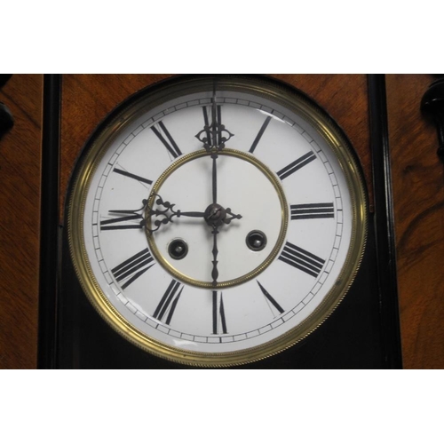 200A - A HANGING WALL CLOCK