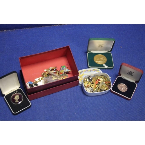 103 - A SMALL GROUP OF COLLECTABLES COINS, MEDALS AND BADGES TO INCLUDE A WATERLOO COMMEMORATIVE, ENAMELLE... 