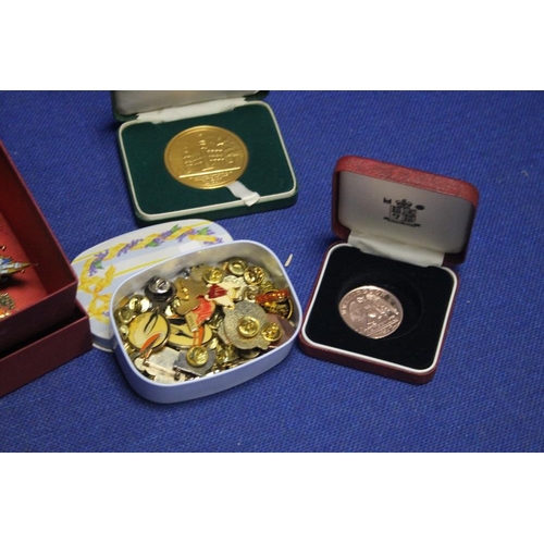 103 - A SMALL GROUP OF COLLECTABLES COINS, MEDALS AND BADGES TO INCLUDE A WATERLOO COMMEMORATIVE, ENAMELLE... 