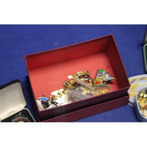 103 - A SMALL GROUP OF COLLECTABLES COINS, MEDALS AND BADGES TO INCLUDE A WATERLOO COMMEMORATIVE, ENAMELLE... 