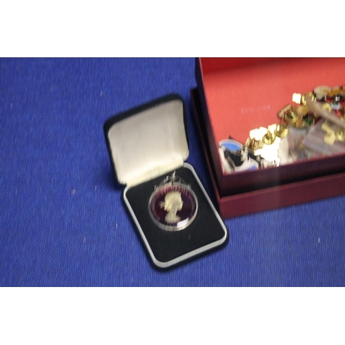 103 - A SMALL GROUP OF COLLECTABLES COINS, MEDALS AND BADGES TO INCLUDE A WATERLOO COMMEMORATIVE, ENAMELLE... 