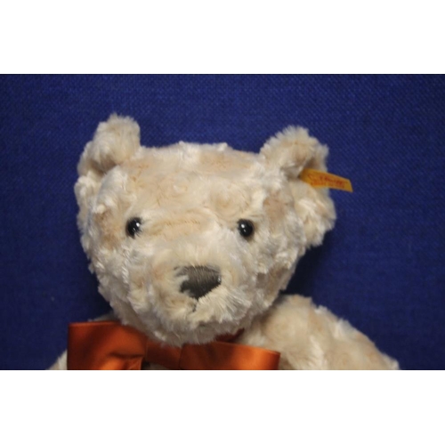 262 - A STEIFF 2022 HELLBLOND TEDDY BEAR