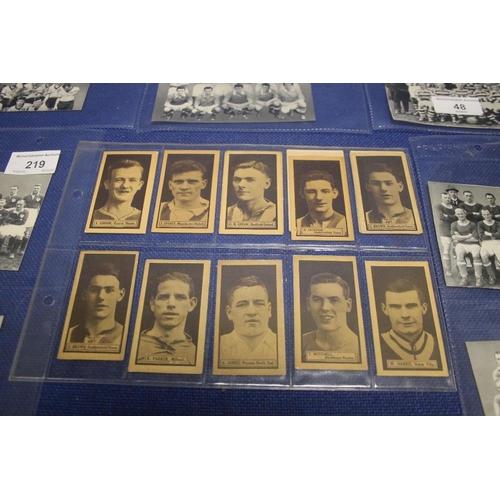 48 - A COLLECTION OF FOOTBALL CARDS TO INCLUDE BLACK AND WHITE EXAMPLES