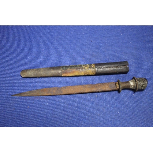 65 - AN ANTIQUE EASTERN DAGGER