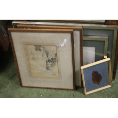 22 - A DECORATIVE MIRROR TOGETHER WITH A COLLECTION OF ASSORTED PRINTS