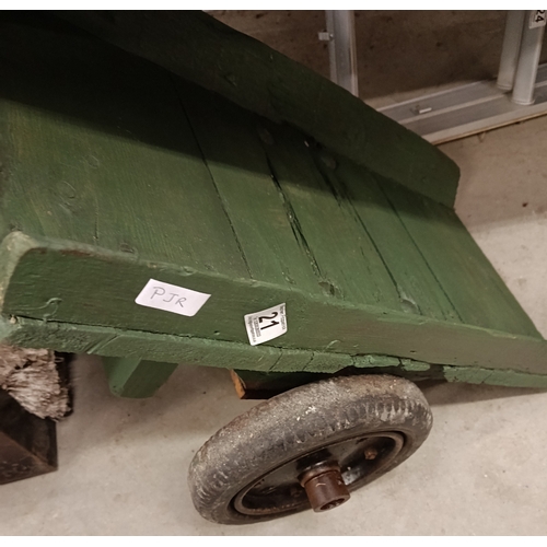 21 - Miniature trailer