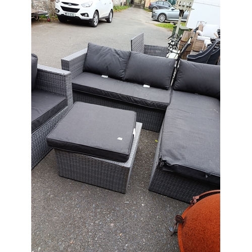 259 - Corner Rattan Suite & Pouffe